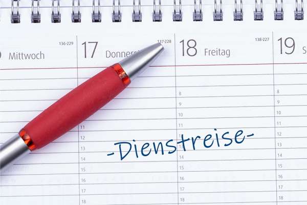 Kalender mit Schrift Dienstreise darauf