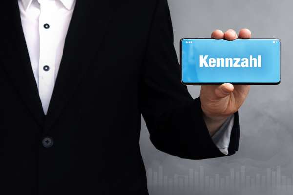 Smartphone mit Schriftzug Kennzahl