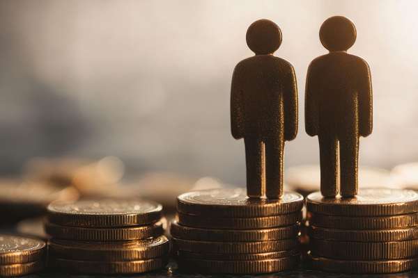 Figuren auf Münzstapel