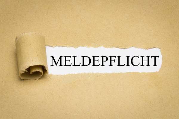 Aufgerissenes Papier mit Aufschrift Meldepflicht