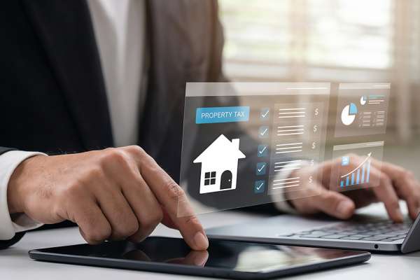 Mann arbeitet auf Tablet